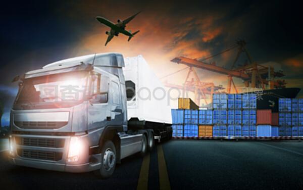 集装箱卡车、港口船舶和运输途中的货运飞机